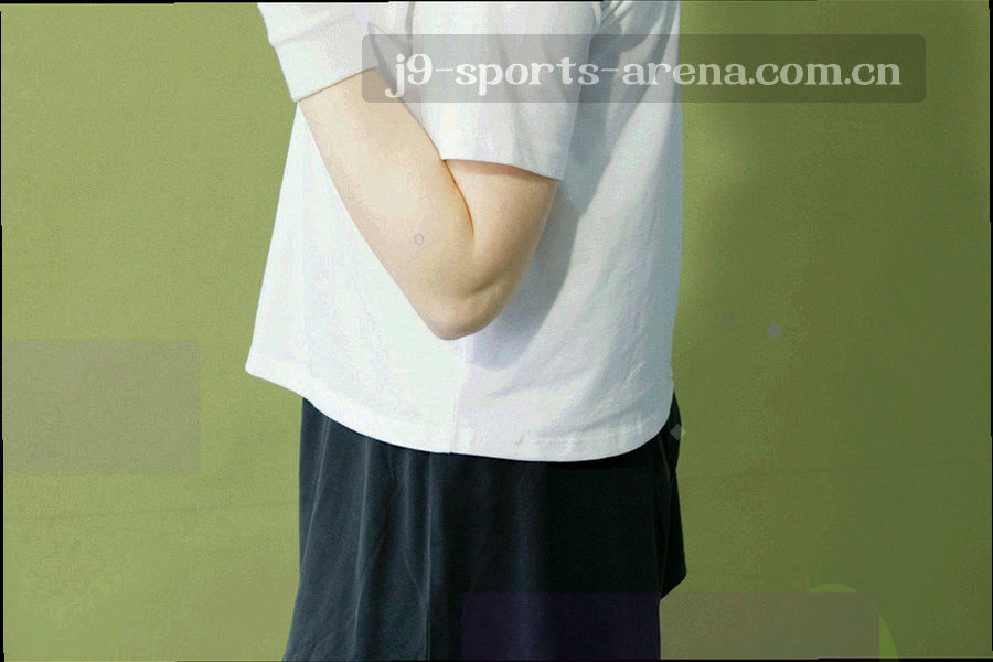 球场边线与器材摆放的静物特写，冷色调处理，无品牌标识